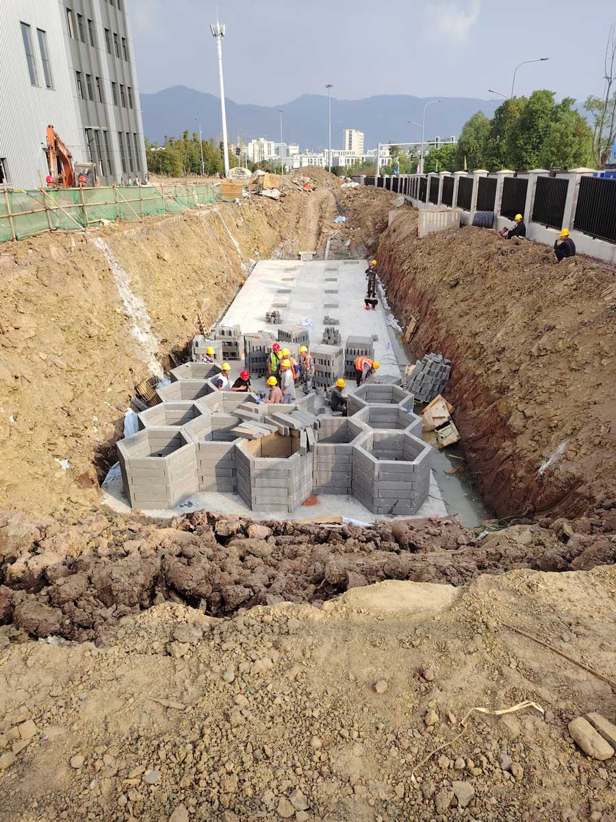 硅砂模块雨水收集池施工现场，基坑内蜂窝状蓄水模块模块化安装实拍