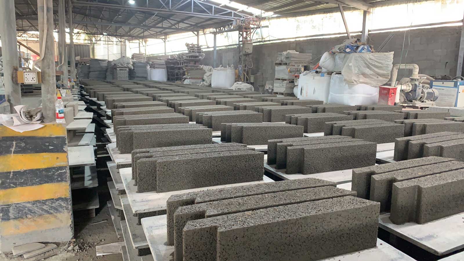 标准化车间内正在成批静停养护的灰色预制硅砂模块,展现海绵城市建材的精细生产工艺 标准化车间内正在成批静停养护的灰色预制硅砂模块,展现海绵城市建材的精细生产工艺