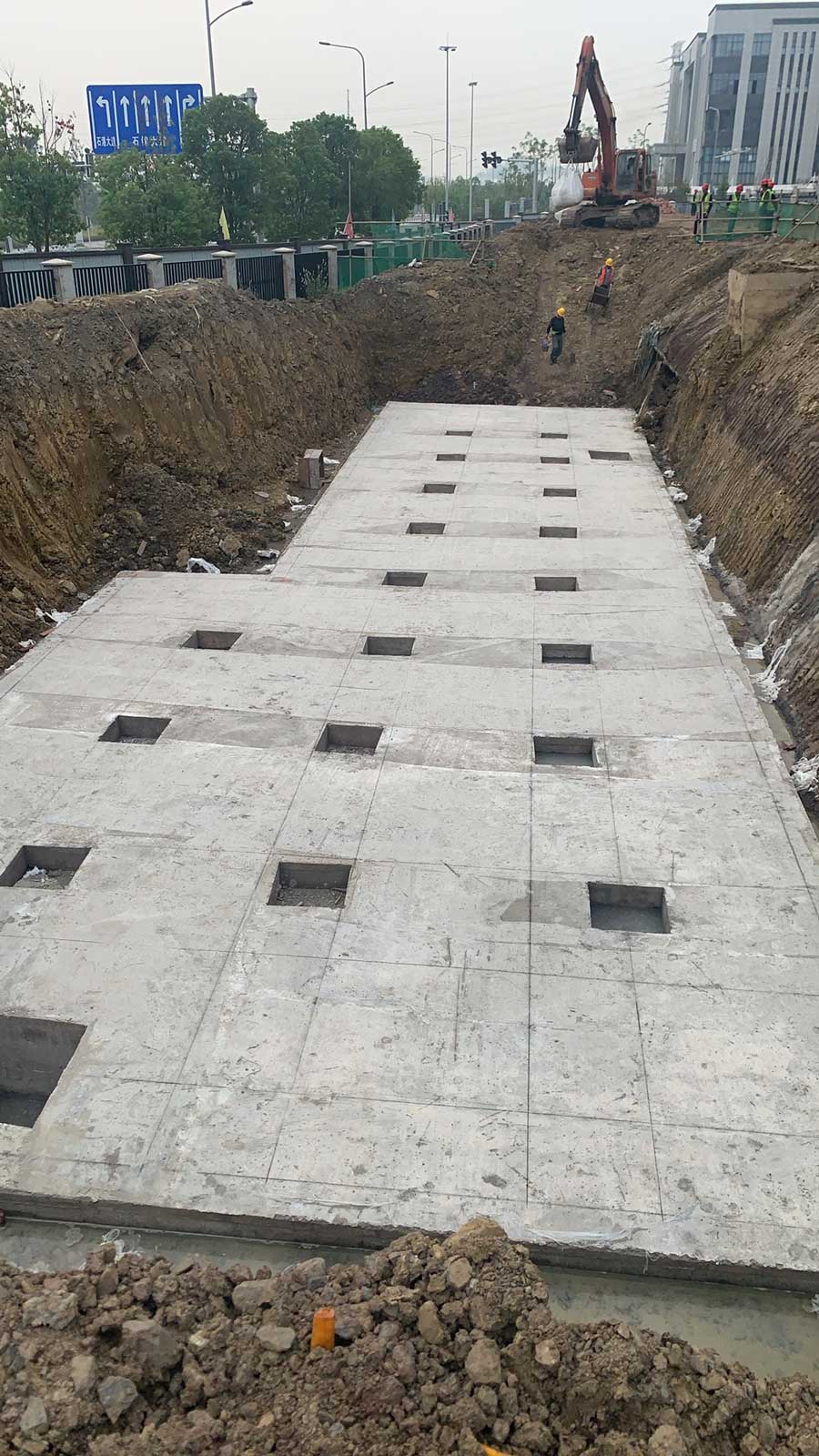 硅砂雨水收集池基础施工，展示已完成浇筑且带有模块预留孔位的地基平面