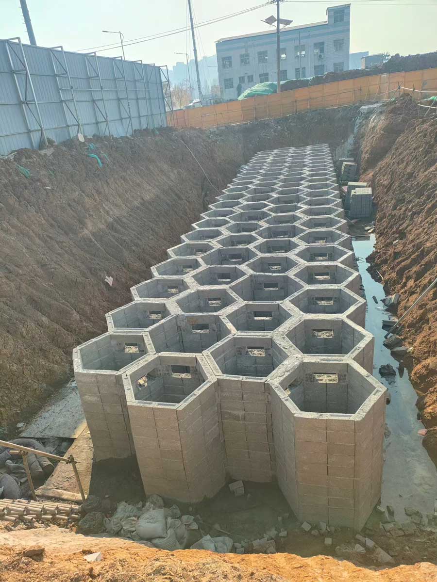建筑工地深基坑内呈现出多层重叠、整齐划一的正六边形蜂巢状硅砂雨水收集池 建筑工地深基坑内呈现出多层重叠、整齐划一的正六边形蜂巢状硅砂雨水收集池