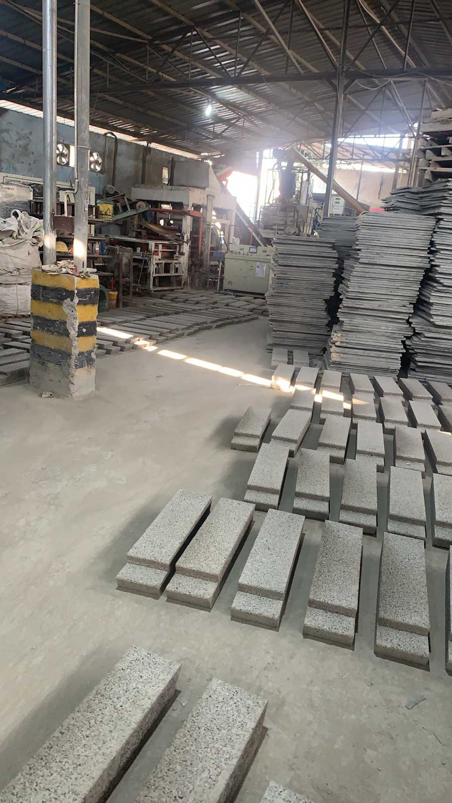 绿色建材生产基地车间,用于海绵城市雨水收集池建设的硅砂模块生产制造实景 绿色建材生产基地车间,用于海绵城市雨水收集池建设的硅砂模块生产制造实景