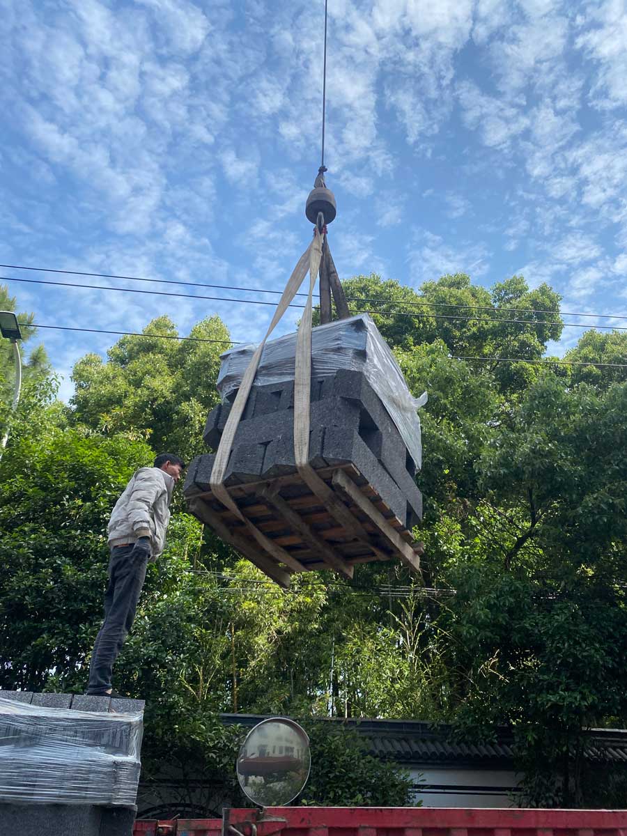 施工现场起重吊装硅砂雨水收集池模块托盘成品货物的全景照片 施工现场起重吊装硅砂雨水收集池模块托盘成品货物的全景照片