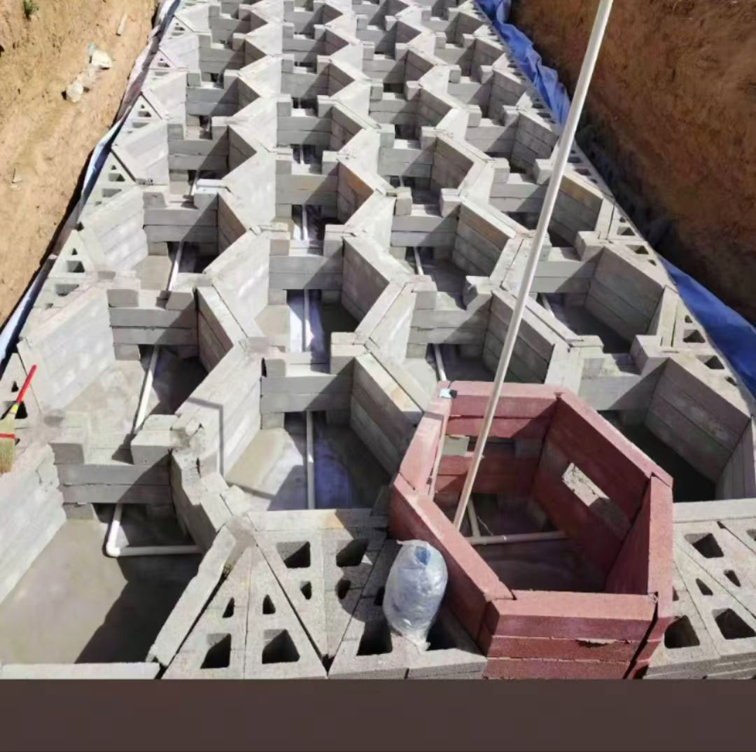 硅砂雨水收集池施工基坑的近景特写,展示了由灰色硅砂板材组装而成的正六边形蜂巢网络 硅砂雨水收集池施工基坑的近景特写,展示了由灰色硅砂板材组装而成的正六边形蜂巢网络