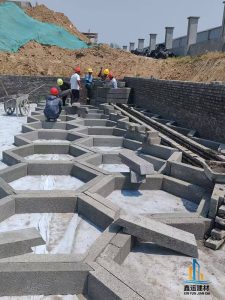 市政道路海绵化改造中，硅砂雨水收集池如何平衡承重与渗透？