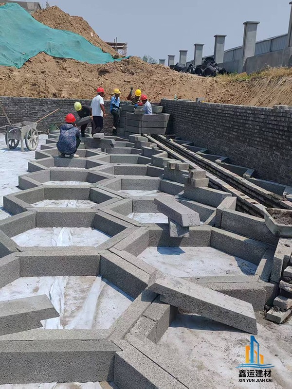 市政道路海绵化改造中，硅砂雨水收集池如何平衡承重与渗透？