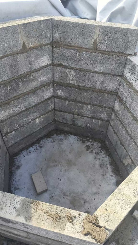 砌筑完成的六边形硅砂雨水收集池内部,拥有超高的储水率,可以高效存储雨水