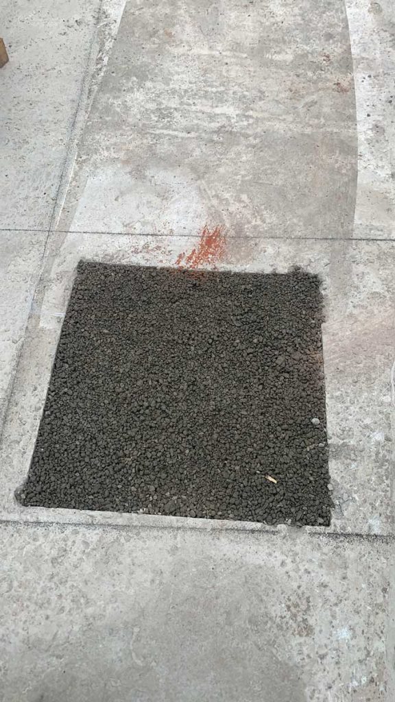 硅砂雨水收集池施工：地基预留透水孔位中的透气防渗砂细节展示