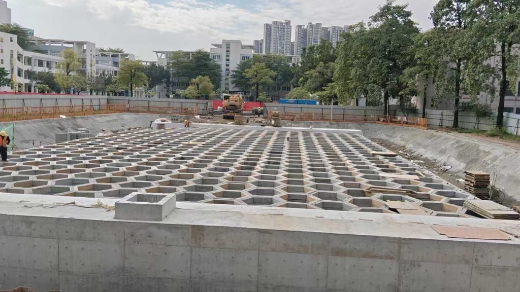 大规模模块化地下蓄水池成型实景，采用蜂窝矩阵设计的硅砂雨水收集系统