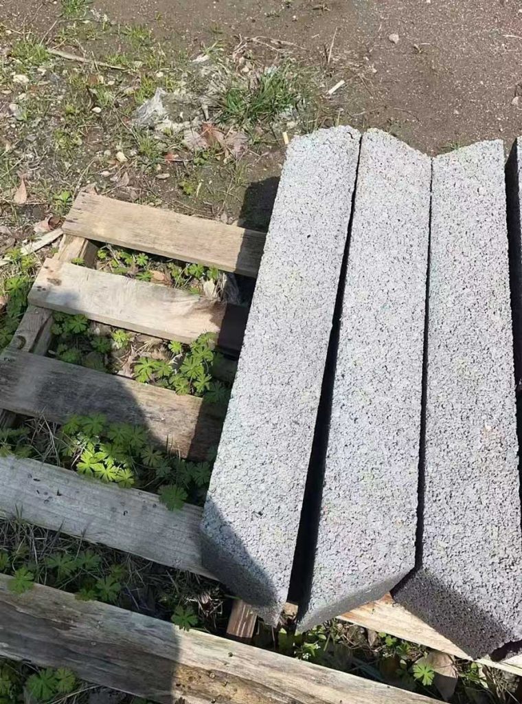 硅砂雨水收集模块单体特写，近景清晰展示了其表面粗糙、多孔的透水颗粒质感