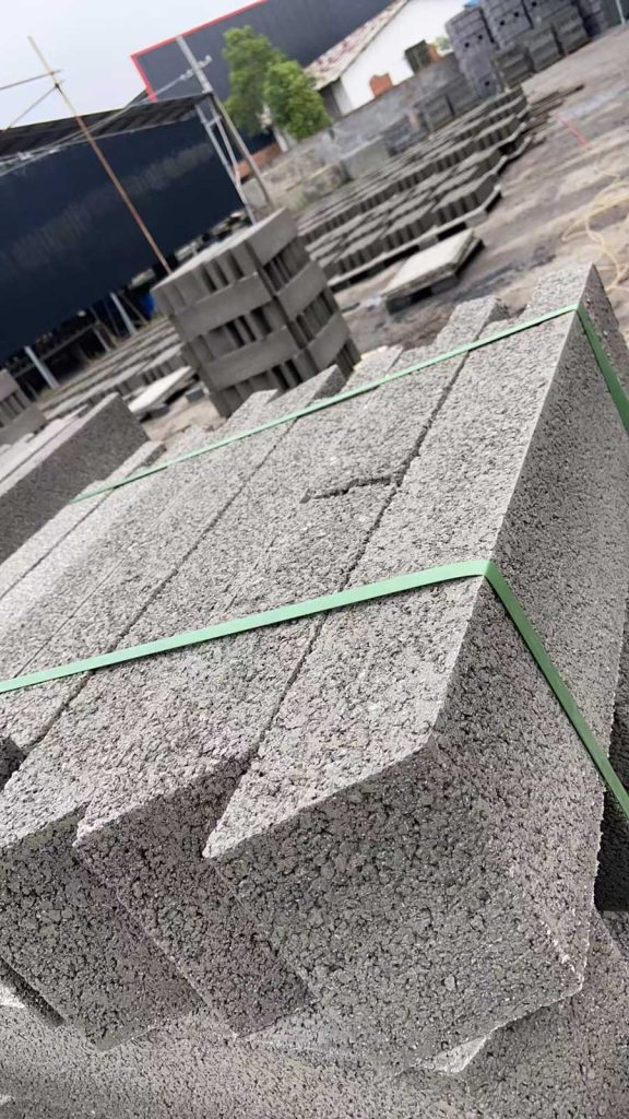 硅砂雨水收集模块，采用微米级孔隙结构，可实现雨水秒级渗透、高效截留悬浮物与重金属