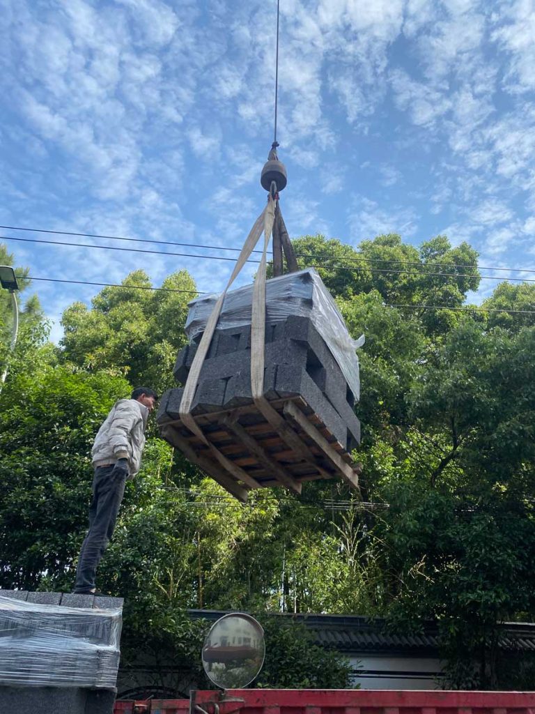 施工现场起重吊装硅砂雨水收集池模块托盘成品货物的全景照片