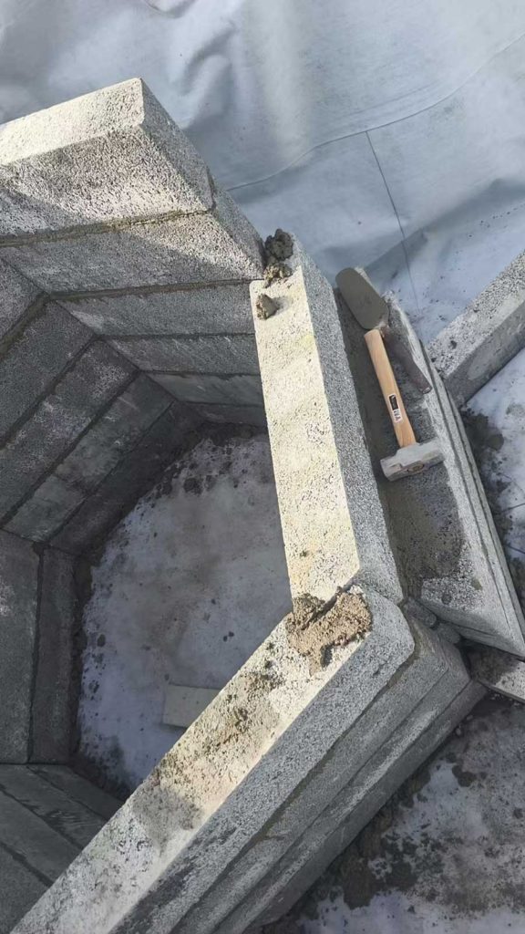 六边形硅砂雨水收集池施工现场的特写,展示了硅砂砌块的组装细节