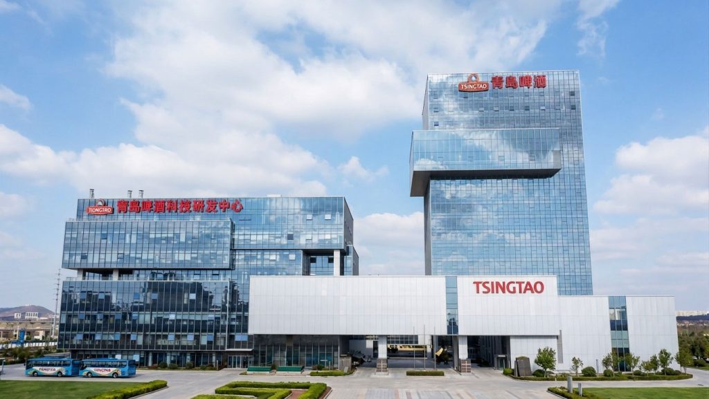 青岛啤酒科技研发中心大楼全景，展示大型工业厂区现代建筑外貌与绿色雨水高效回收系统环境