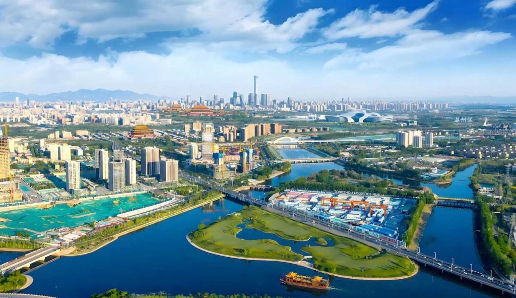 北京通州运河商务区鸟瞰图，展示绿色生态岛、开阔水域及现代建筑群，体现海绵城市建设理念