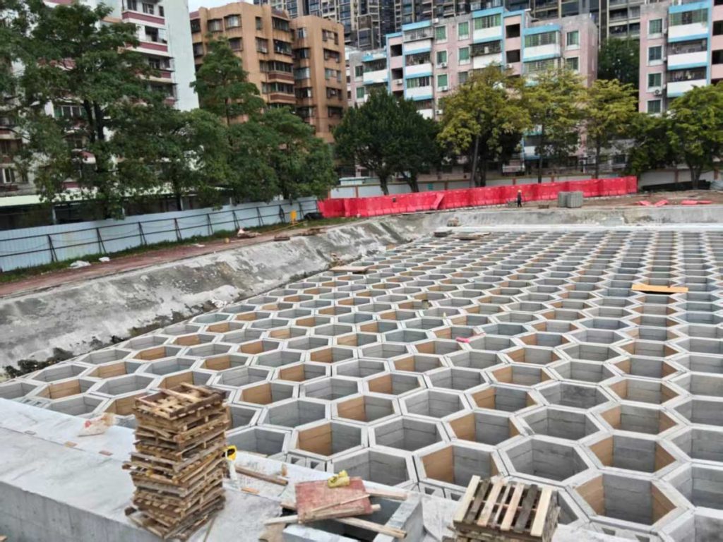 硅砂模块雨水收集池施工全景,基坑内蜂窝状蓄水模块阵列整体成型实拍