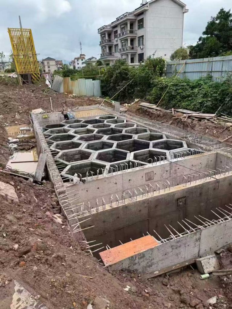现浇混凝土地下结构内拼装完成的蜂巢状硅砂雨水收集池模块矩阵