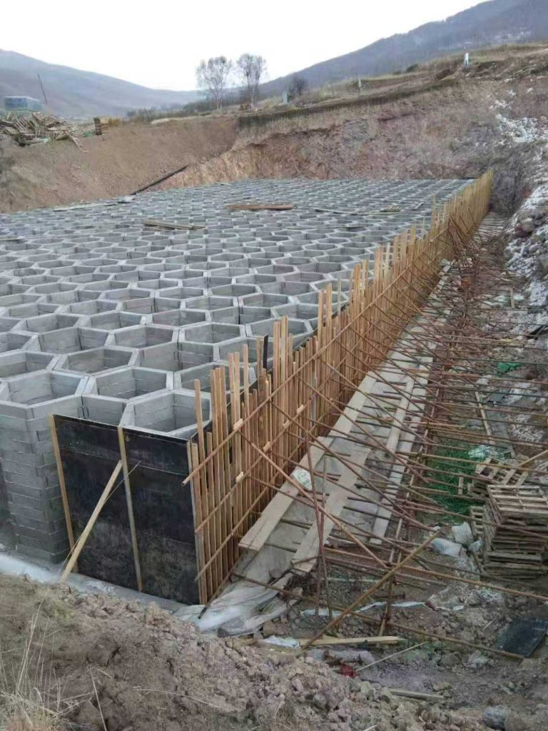 拼装完毕的地下硅砂雨水收集池,呈现出大面积规整的正六边形蜂巢状蓄水网格
