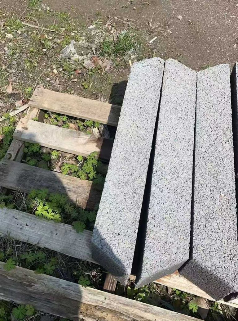 硅砂雨水收集模块单体特写，近景清晰展示了其表面粗糙、多孔的透水颗粒质感
