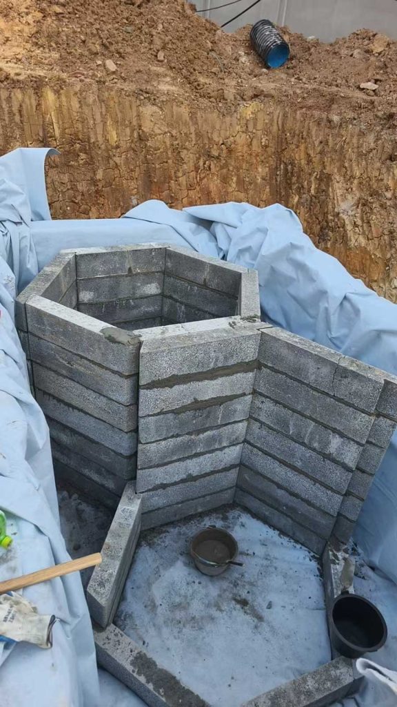 施工中的硅砂雨水收集池,采用模块化拼装技术
