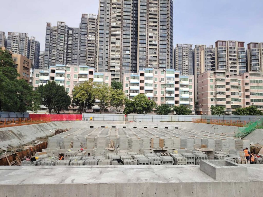 组装即将完成的地下硅砂模块雨水收集池正面全景