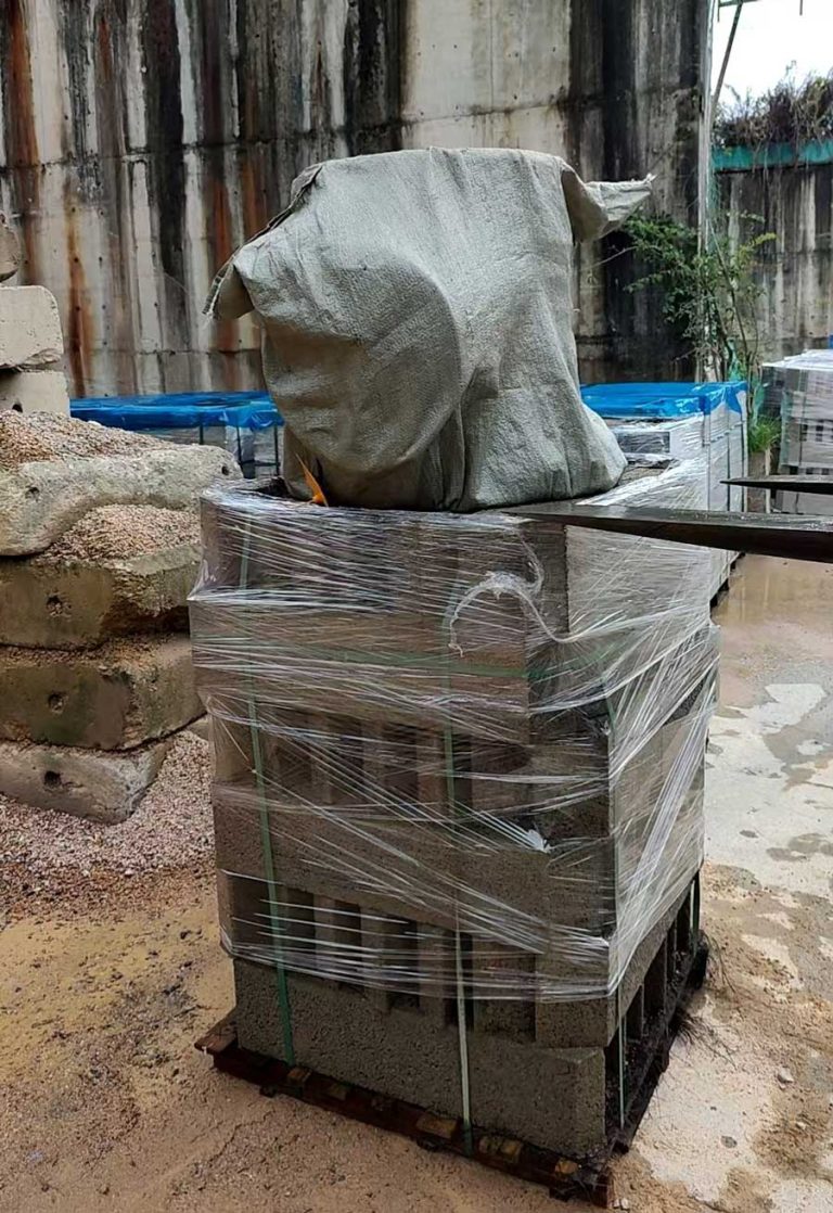 厂区堆场内，叉车正在转运打包好的硅砂雨水收集池砌块托盘