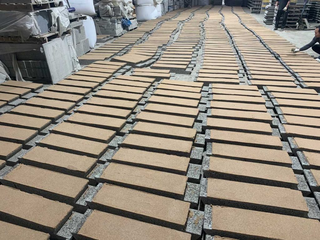 工厂厂房内的硅砂模块展示,独特的表面材料可以实现雨水的高效过滤